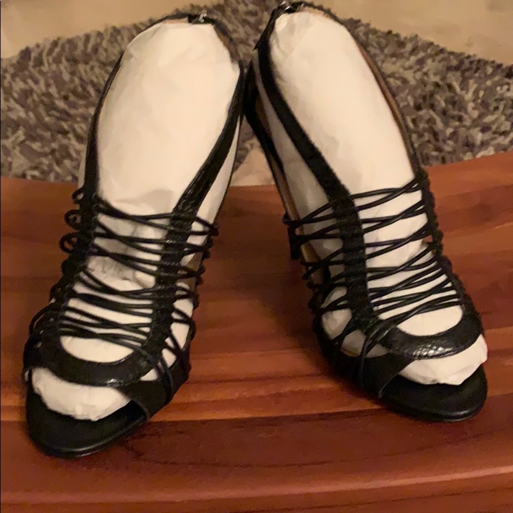 L.A.M.B NWOT & NWB black Raivyn strappy heels